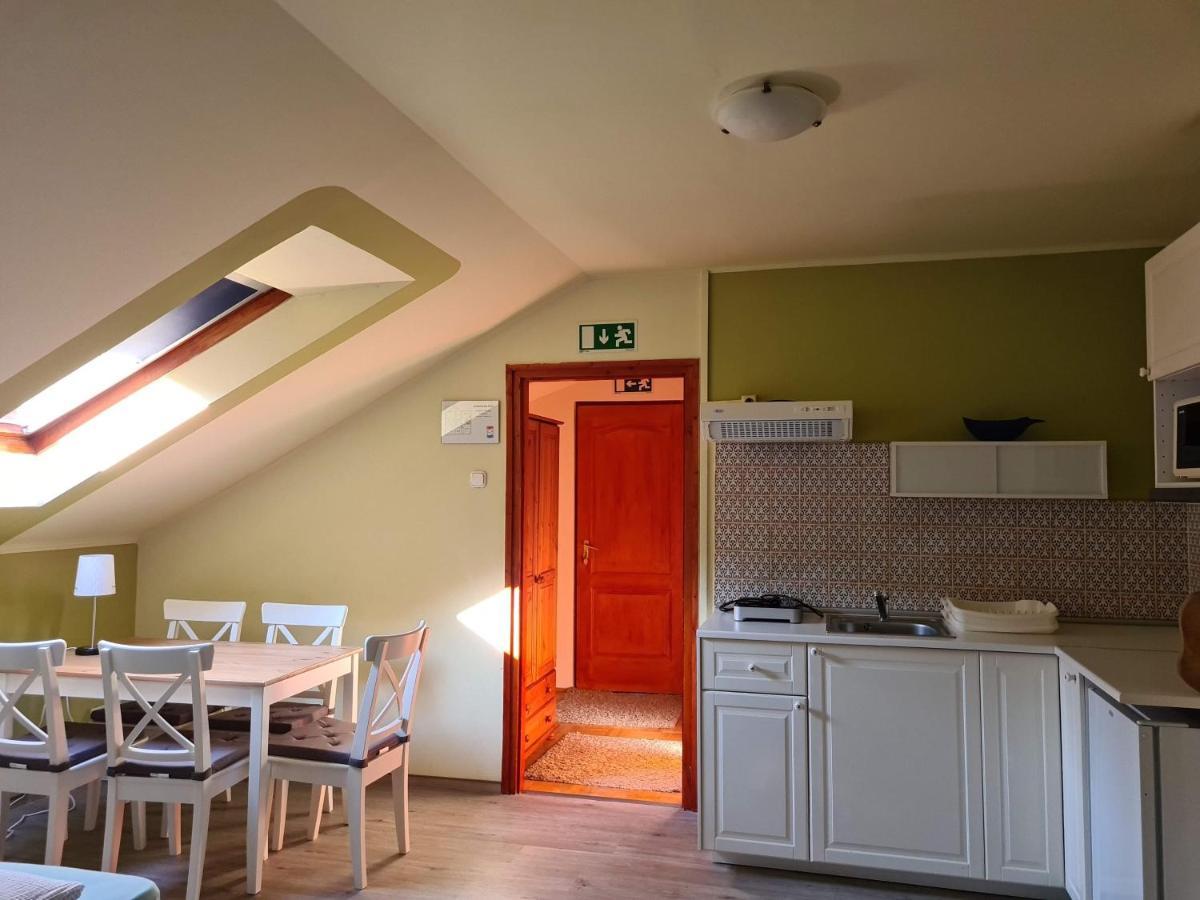 Palantir Panzio Bed & Breakfast Мисколк Екстериор снимка