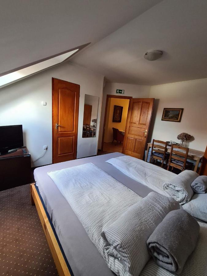 Palantir Panzio Bed & Breakfast Мисколк Екстериор снимка
